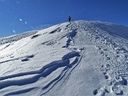 40 In ripida salita per cima Monte Avaro spazzati da forti raffiche di vento 